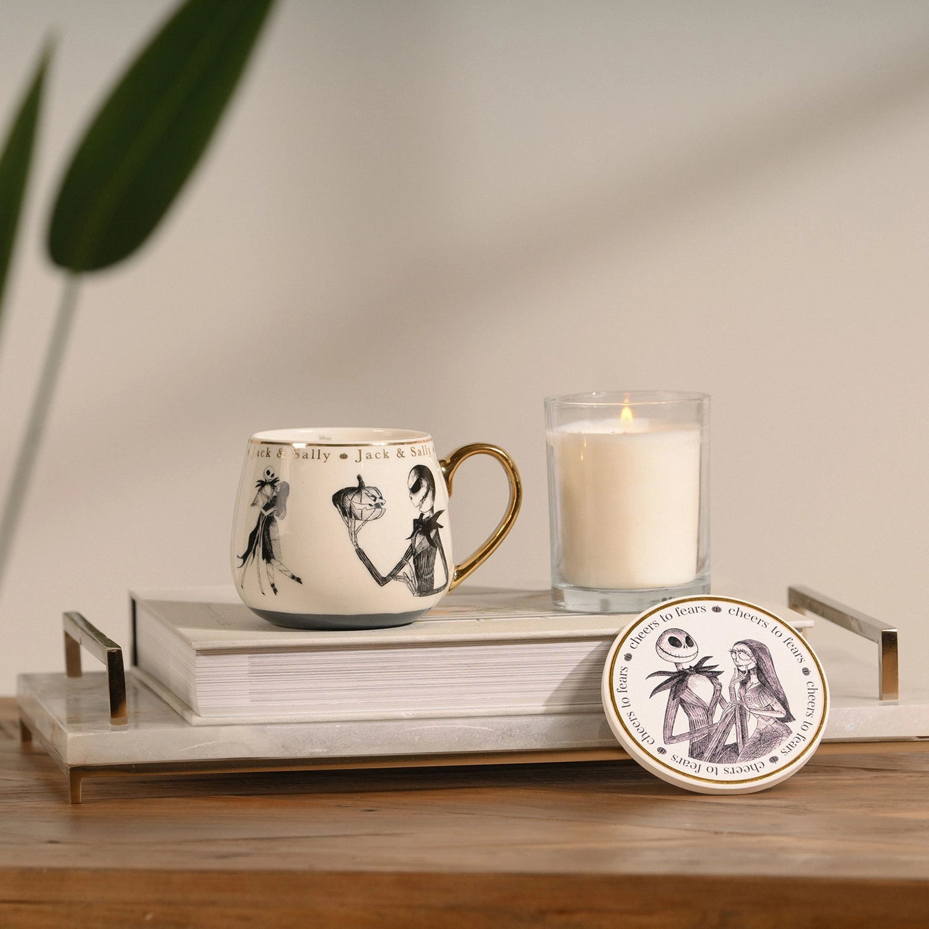 Håndtegnet motiv av Jack & Sally og festlige juleillustrasjoner på Disney Night Before Christmas-krus fra The Nightmare Before Christmas. Tar seg fint ut som interiør dekor i hjemmet. Sett stemningen med nydelige kopper fra Disney Classic Collectable Mugs. 