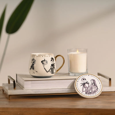 Håndtegnet motiv av Jack & Sally og festlige juleillustrasjoner på Disney Night Before Christmas-krus fra The Nightmare Before Christmas. Tar seg fint ut som interiør dekor i hjemmet. Sett stemningen med nydelige kopper fra Disney Classic Collectable Mugs. 