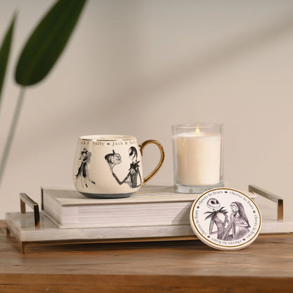 Håndtegnet motiv av Jack & Sally og festlige juleillustrasjoner på Disney Night Before Christmas-krus fra The Nightmare Before Christmas. Tar seg fint ut som interiør dekor i hjemmet. Sett stemningen med nydelige kopper fra Disney Classic Collectable Mugs. 