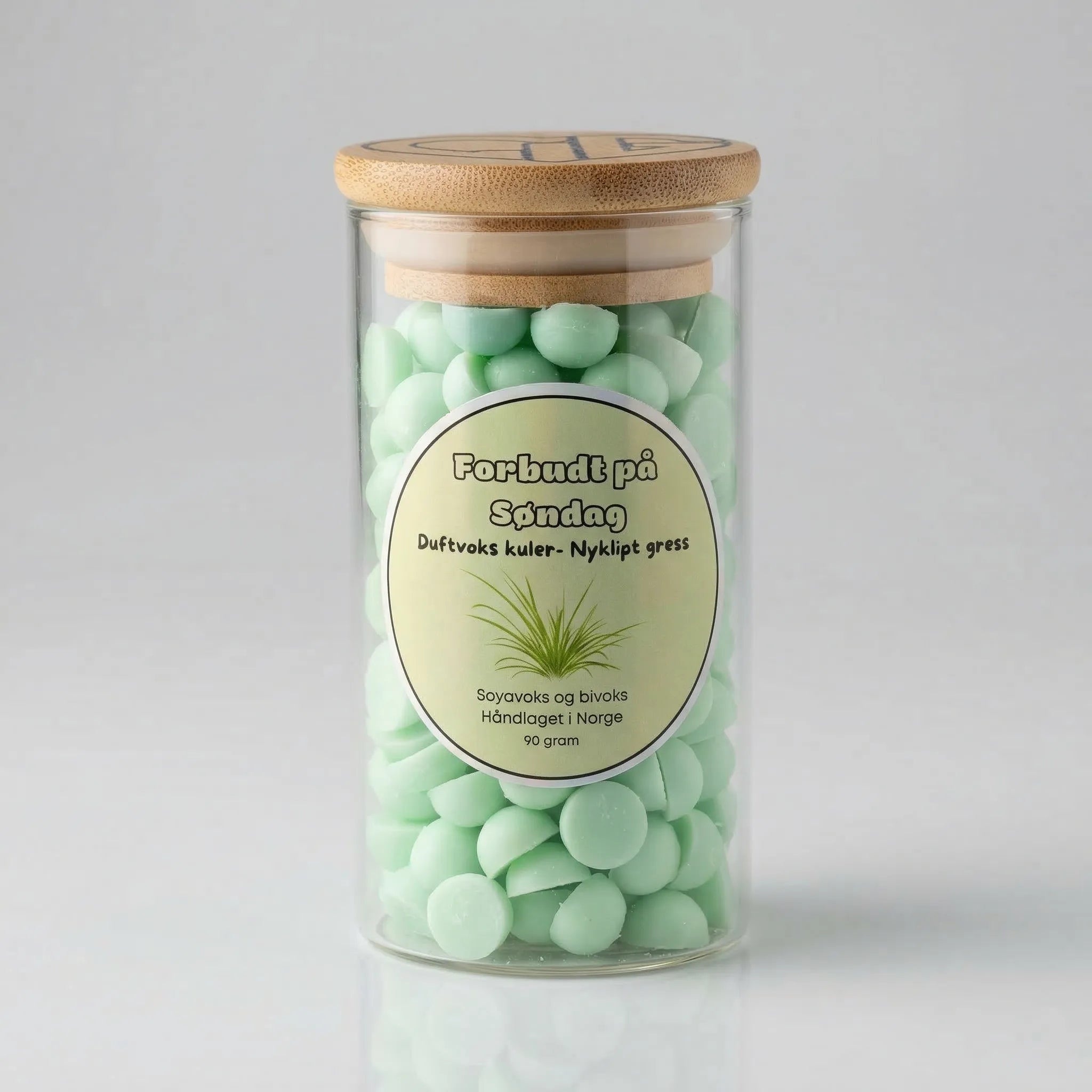 Et glass med grønn duftvoks. Forbudt på søndag har duften av nyklipt gress. Hvert glass inneholder 90g voks av soya og bivoks. Håndlaget i Norge med kjærlighet. Glasset har et bambuslokk med Hjertelig AS sin logo
