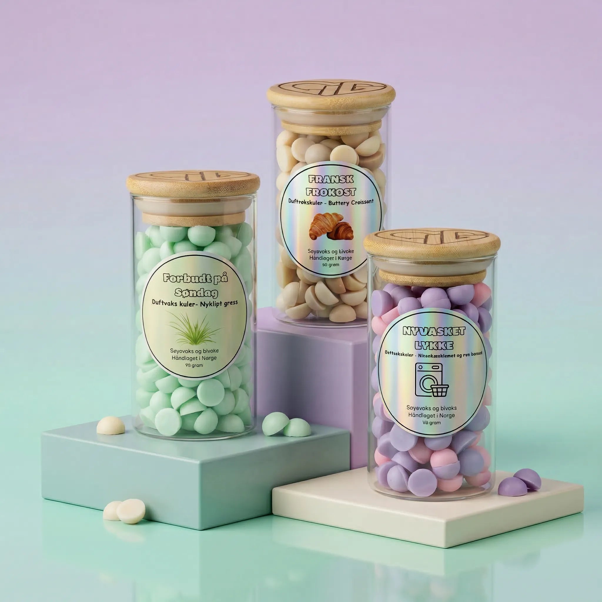Tre varianter av duftvoks i glass som rommer 90g. Fransk frokost lukter nystekte croissanter, forbudt på søndag lukter nyklipt gress, nyvasket lykke lukter nyvasket tøy. Håndlaget i Norge med soyavoks og bivoks.