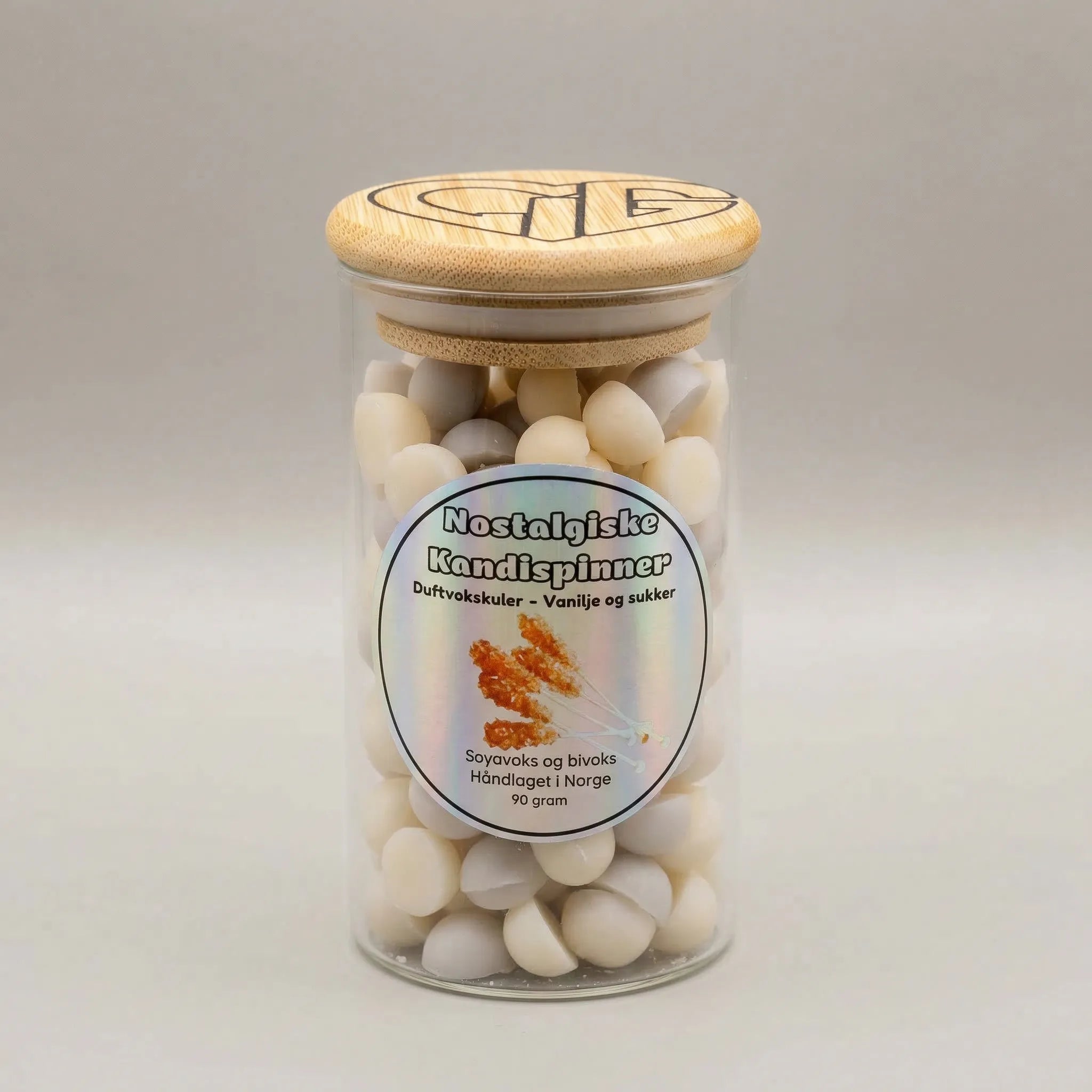 Håndlaget duftvoks i glass. Duft av nostalgiske kandispinner. Laget med 75% soyavoks og 25% bivoks. Legg noen vokskuler i en duftbrenner, så vil rommet fylles med en herlig søt duft som varer i mange timer. Voksen kan gjenbrukes. Man trenger ikke å bytte ut med ny voks hver gang.