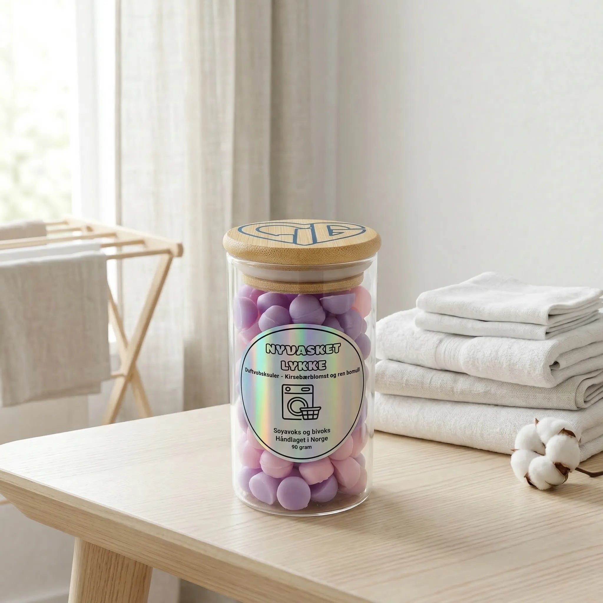 Små søte duftvokskuler i glass som fyller rommet med herlig duft av nyvasket tøy. Ta noen vokskuler i en voks- og oljebrenner. Brenneren smelter voksen og rommet fylles med herlig duft av nyvasket lykke. Håndlaget i Norge med bivoks og soyavoks. Vokskulene er i lys rosa og lilla farge.