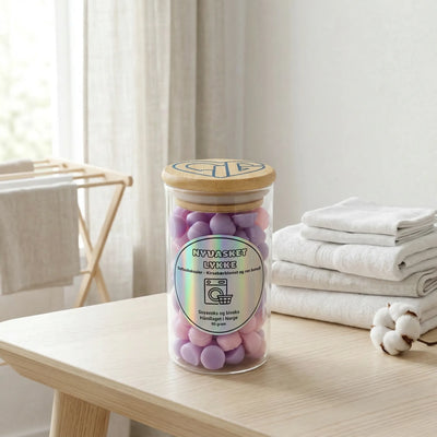 Små søte duftvokskuler i glass som fyller rommet med herlig duft av nyvasket tøy. Ta noen vokskuler i en voks- og oljebrenner. Brenneren smelter voksen og rommet fylles med herlig duft av nyvasket lykke. Håndlaget i Norge med bivoks og soyavoks. Vokskulene er i lys rosa og lilla farge.