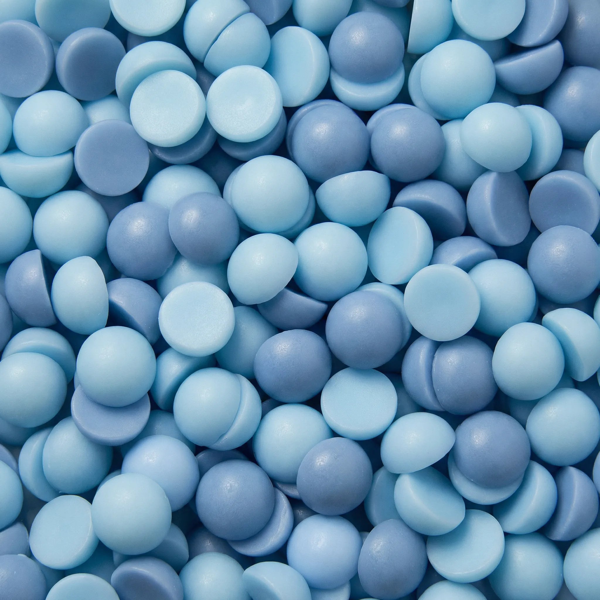 Små blå og lyseblå duftvokskuler. Tung himmel er en frisk og lett duft av havbris, regn og mose. Som duften man kjenner etter en dag med kraftig regnskyll. Håndlaget i norge med soyavoks og bivoks.