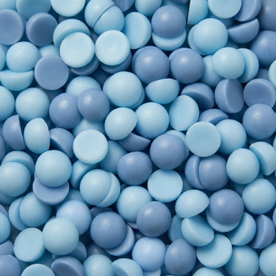 Små blå og lyseblå duftvokskuler. Tung himmel er en frisk og lett duft av havbris, regn og mose. Som duften man kjenner etter en dag med kraftig regnskyll. Håndlaget i norge med soyavoks og bivoks.