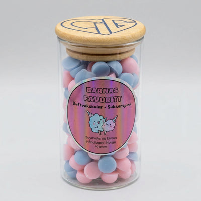 Duftvoks med duft av sukkerspinn. Barnas favoritt, en søt duft. Som en dag på tivoli, de bekymringsfrie dagene med lek og moro. Håndlaget med kjærlighet i Norge. Hvert glass inneholder 90g voks, en blanding av bivoks og soyavoks.