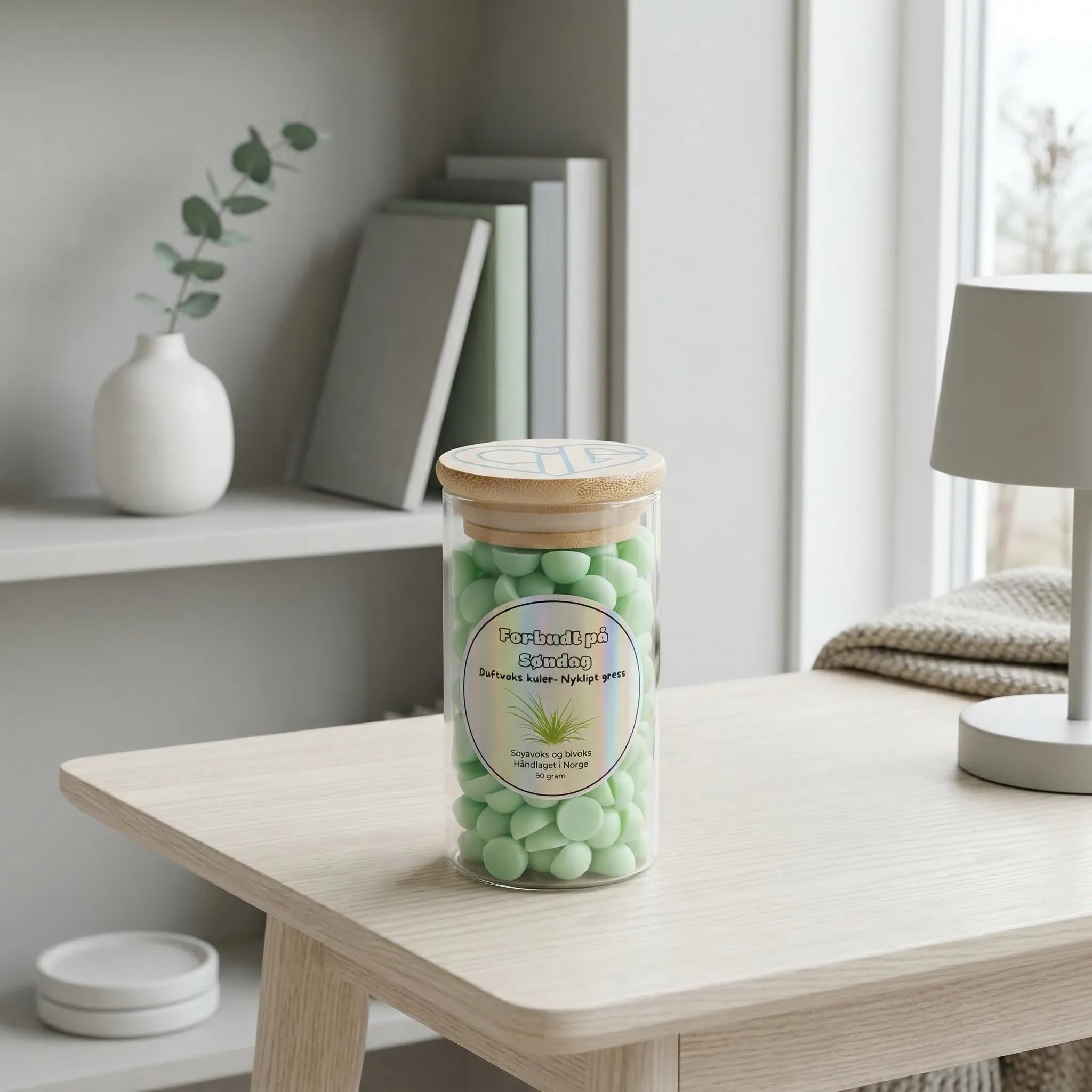 Duftvokskuler laget av bivoks og soyaoks. Fobudt på søndag er en duft av nyklipt gress. En frisk og lett sommerlig duft. Duftvoksen er i glass med bambuslokk. 90g voks. Håndlaget i Norge med kjærlighet. 