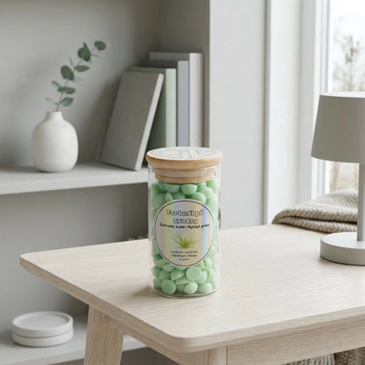 Duftvokskuler laget av bivoks og soyaoks. Fobudt på søndag er en duft av nyklipt gress. En frisk og lett sommerlig duft. Duftvoksen er i glass med bambuslokk. 90g voks. Håndlaget i Norge med kjærlighet. 