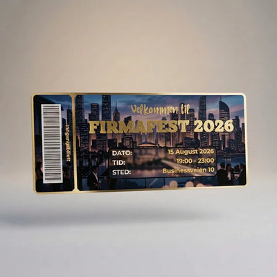Et invitasjonskort til årets firmafest. Med strekkode og design som en inngangsbillett. Skriv inn din tekst med dato, tid og sted. Velg mellom flotte folieringsfarger og laminat i matt eller glossy. Håndlages i Norge