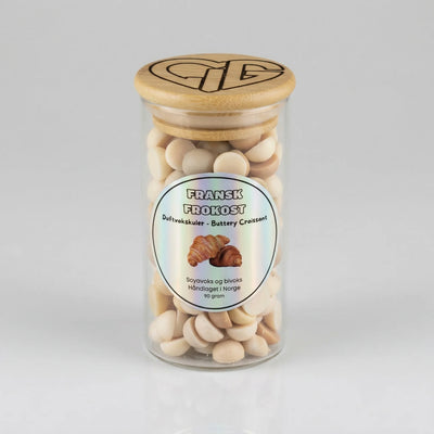 Et glass med små duftvokskuler, håndlaget i Norge. Fransk frokost har duften av nybakte croissanter. En myk og herlig duft av bakst som fyller rommet. Til bruk sammen med en duftbrenner. Hvert glass inneholder 90g voks.