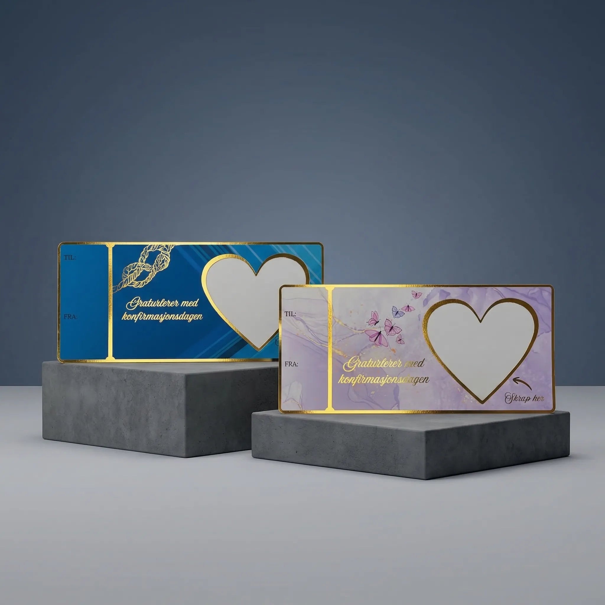 Gavekort til konfirmasjon. Et blått kort og et rosa kort. Begge med gullfolierte kanter. Et kort der man selv skriver inn gaven og fester over en lapp med skrapefunksjon. Konfirmanten må skrape frem overraskelsen. Håndlaget i Norge