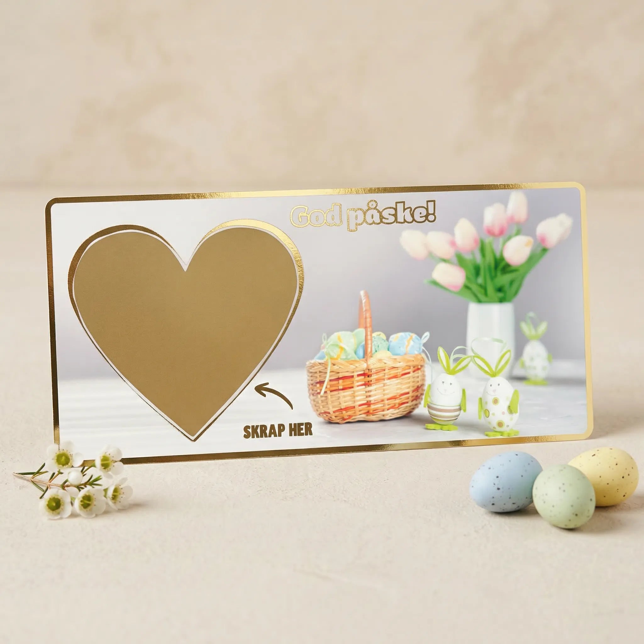 Et gavekort med skrapefelt. Gaven skrives ned på kortet, og klistremerke hjerte festes over teksten. Mottaker må skrape frem gaven sin. Håndlaget i Norge. Gullfolierte detaljer.