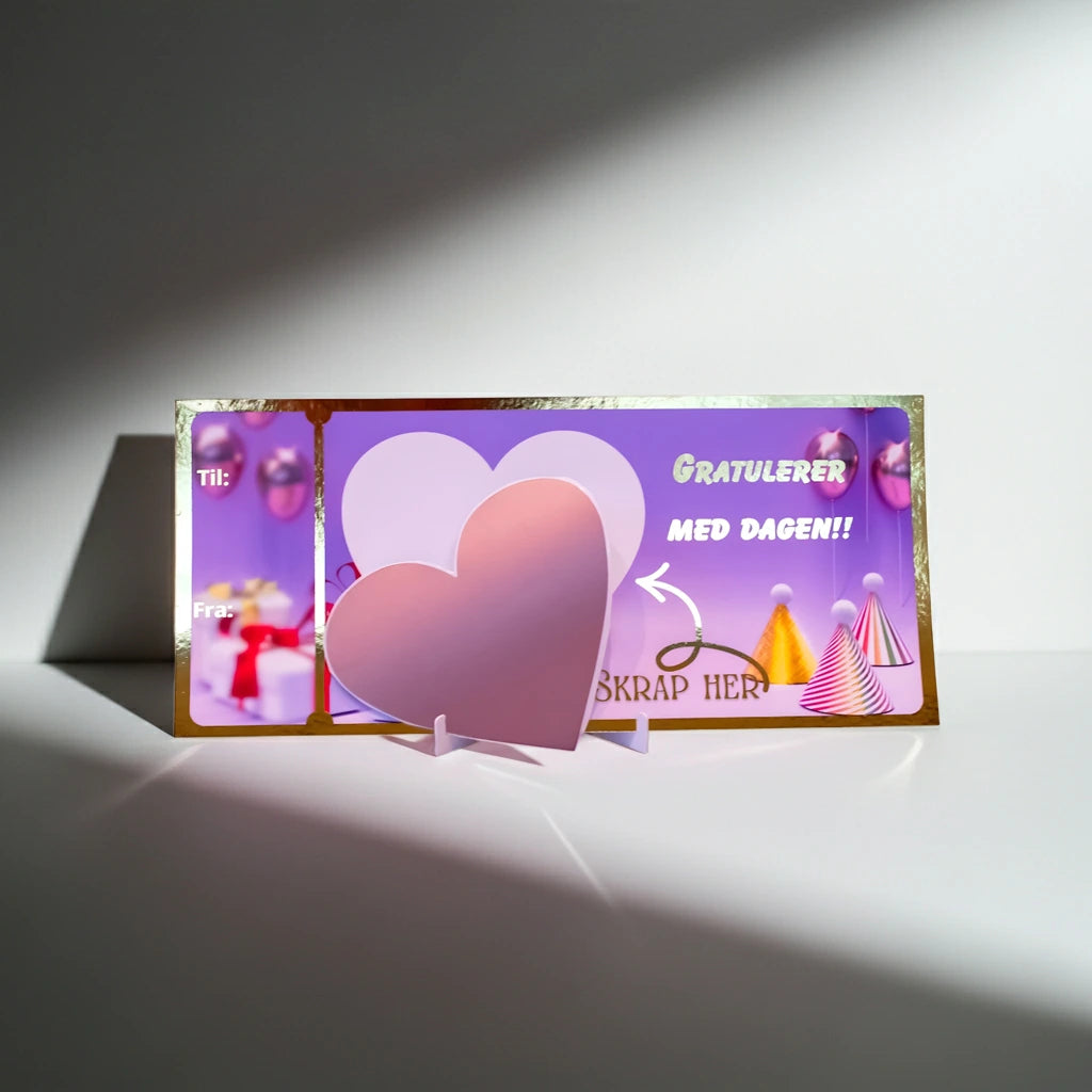 Gratulerer med dagen bursdags kort med skrapelodd funksjon. Skriv på kortet hva du ønsker å gi bort, foreksempel en opplevelse, en reise, manikyr eller noe annet gøy. Fest så på klistremerke hjertet over teksten din, så må bursdags barnet skrape fram overraskelsen. Lilla design med gullfolie og bursdagsmotiv. 