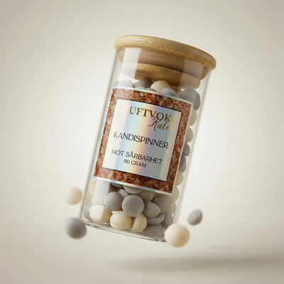 Et glass med duftvokskuler. Duft av kandispinner. Mot sårbarhet, en følelse vi fleste kjenner oss igjen i. Håndlaget i Norge. 90g voks i glass med trelokk. Elegant etikett med gullfoliering.
