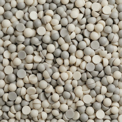 Et nærbilde av duftvokskuler i lys beige og lys grå farge. Laget av bivoks og soyavoks. Duft av nostalgiske kandispinner. Brunt sukker møter vanilje. En søt og elegant duft.