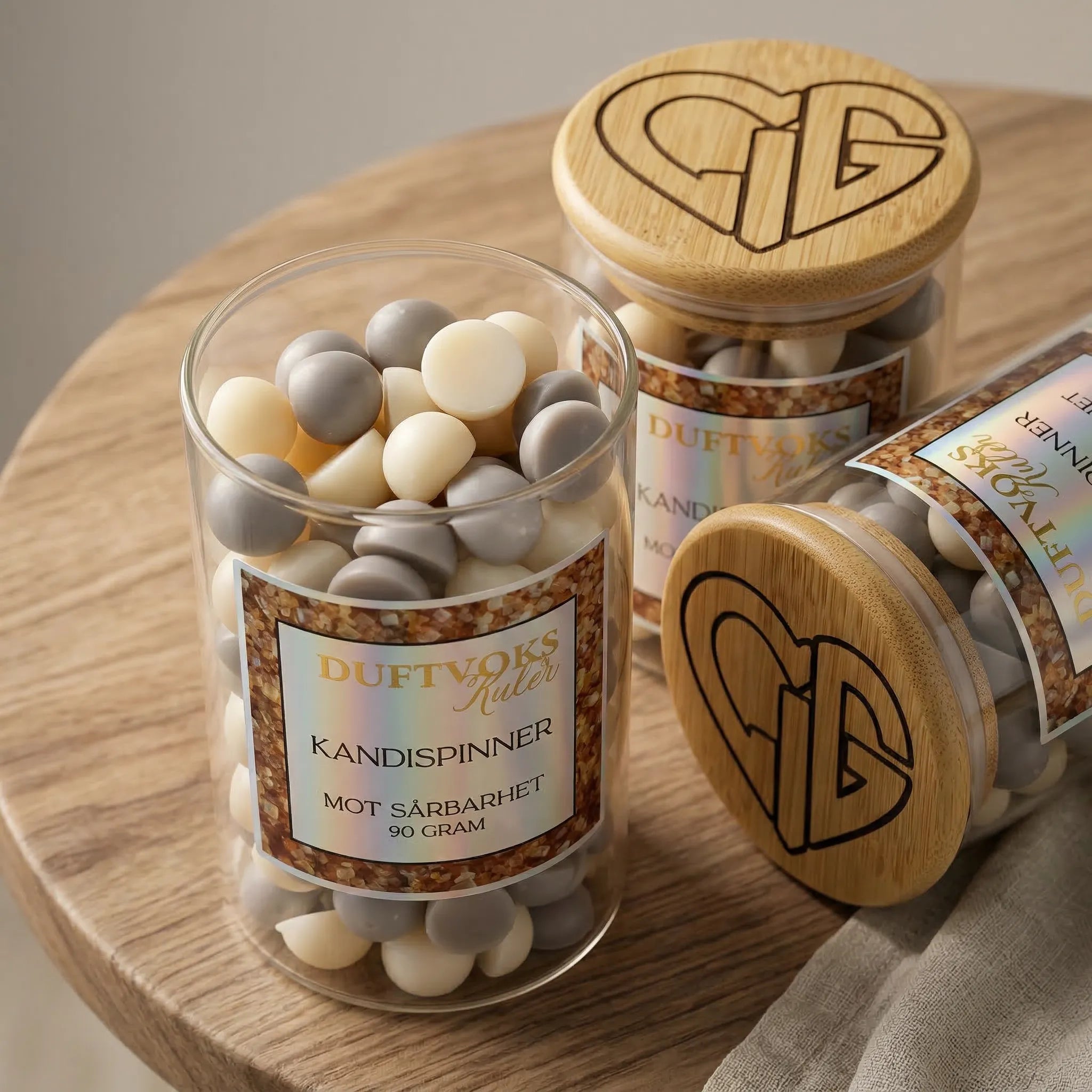 Glass med duftvokskuler som håndlages i norge. Duft av kandispinner som er mot sårbarhet. Hvert glass inneholder 90 gram med voks. Glasset har et trelokk med Hjertelig AS sin logo.