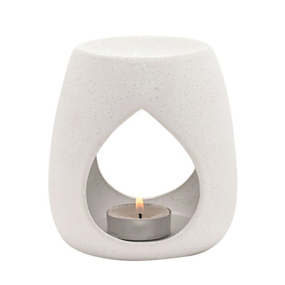 Keramisk hvit voksbrenner med lys som skinner gjennom dråpeformet åpning. Voks smelteren er perfekt til å smelte dine favoritt dufter. Smelt duftvoks eller duftolje i duftvoksbrenneren og den vil fylle rommet med dine favoritt dufter. Atmosfære og vellvære. Perfekt gave til noen som har alt!