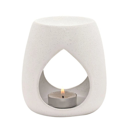 Keramisk hvit voksbrenner med lys som skinner gjennom dråpeformet åpning. Voks smelteren er perfekt til å smelte dine favoritt dufter. Smelt duftvoks eller duftolje i duftvoksbrenneren og den vil fylle rommet med dine favoritt dufter. Atmosfære og vellvære. Perfekt gave til noen som har alt!