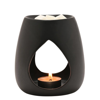 Hestia svart dråpeformet voksbrenner i keramikk sett forfra i bruk. Telyset er tent og plassert inni duftbrenneren. Duftvoks er puttet i toppen av duftvoks smelteren og er klar til å fylle rommet med din favoritt lukt. Skap en atmosfære av vellvære og ro med deilige dufter til hjemmet.