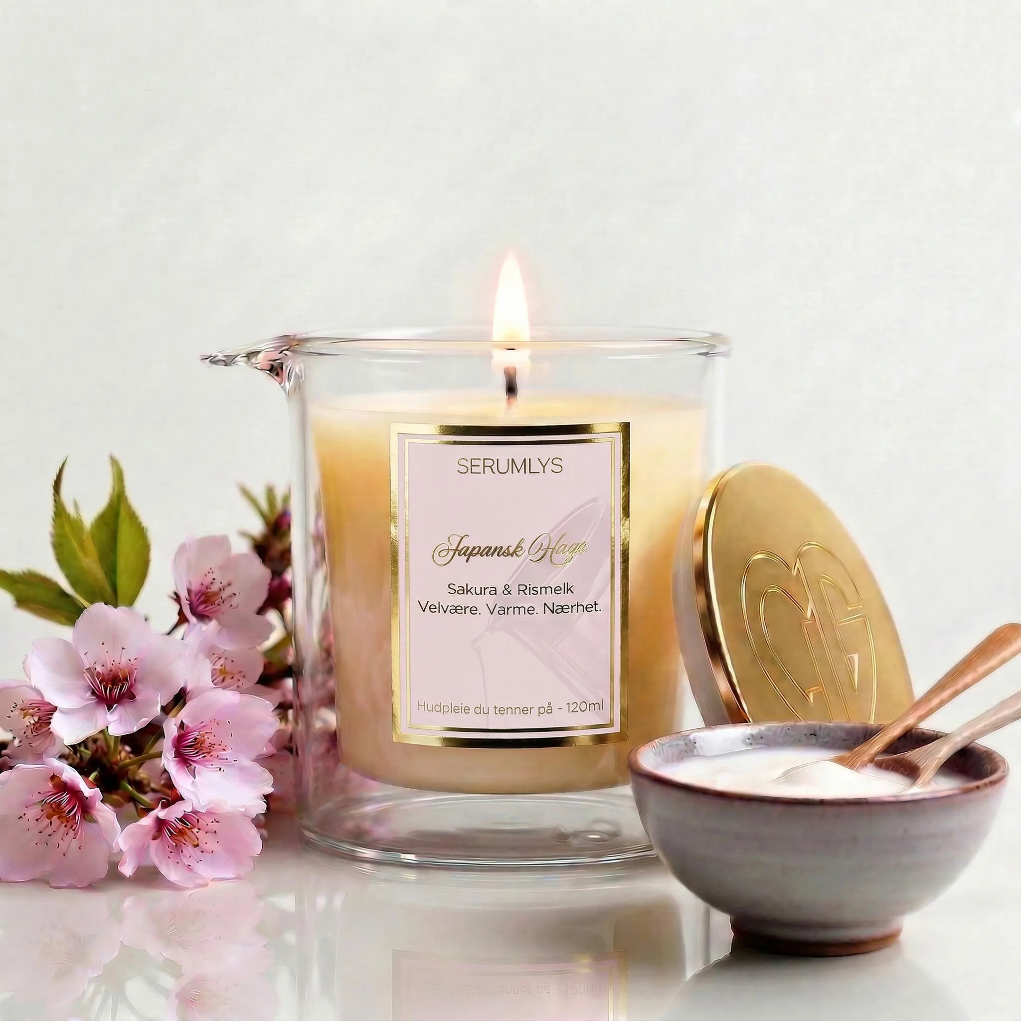 Håndlaget kosmetikk fra Norge. Et hudpleieprodukt som er formet som et duftlys. Med en feminin duft av sakura og rismelk. Laget med naturlige planteoljer og hvit bivoks. Et spa og velvære produkt som oppfordrer til å sette av et øyeblikk til seg selv. Når lyset smelter, så helles det varme serumet direkte fra glasset og på huden.