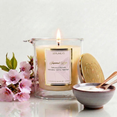 Håndlaget kosmetikk fra Norge. Et hudpleieprodukt som er formet som et duftlys. Med en feminin duft av sakura og rismelk. Laget med naturlige planteoljer og hvit bivoks. Et spa og velvære produkt som oppfordrer til å sette av et øyeblikk til seg selv. Når lyset smelter, så helles det varme serumet direkte fra glasset og på huden.