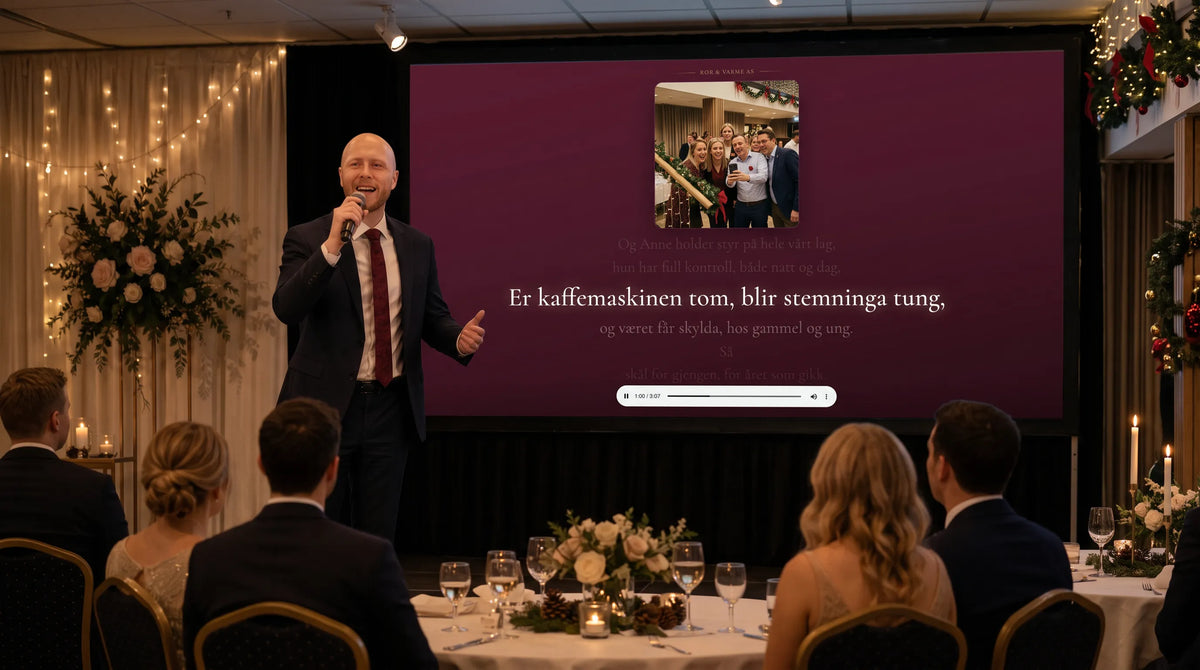 Kolleger på julebord står tett sammen foran juletreet og ler mot kameraet