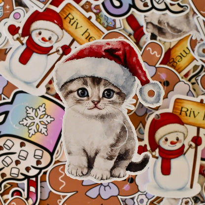 En søt til og fra lapp med kattepus og nisselue design. Dette er noe som kalles skjult til og fra lapp, der man må rive av flappen på fremsiden for å avsløre hvem pakken er fra og hvem pakken er til. Håndlaget i Norge. Med slike lapper kan ikke lenger barna snoke rundt juletreet for å finne ut hvilke pakker som er til hvem. Nå må de vente helt til gavene skal deles ut, som vil bidra til å øke spenningen på juleaften