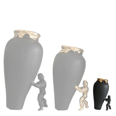 Viser at vasen kommer i tre ulike størrelser. Den minste er tydelig som viser at dette bilde skal brukes til den minste vasen. Vasene er håndlaget i nederland og er inspirert av superhelten He-man, som skal symbolisere styrke og trygghet.