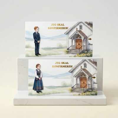Invitasjoner til konfirmasjon i gutt og jente variant. Et interaktivt kort der detaljene om konfirmasjonen vises når man drar i pilen. Samtidig vil jenta og gutten gå til kirken når kortet dras ut. Håndlaget i Norge med nydelig design og gullfoliering