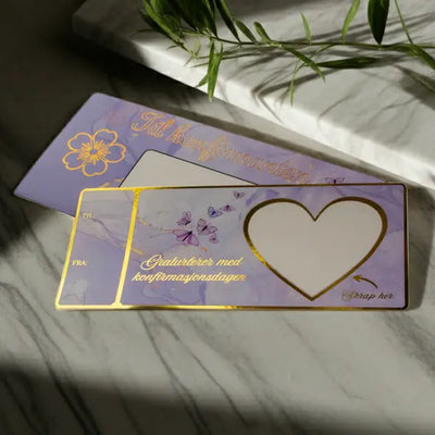 Konfirmasjonskortet som skiller seg ut fra andre konfirmasjons kort. Skal du gi bort en opplevelse til konfirmanten i år? Her er kortet som gjør gave åpning enda litt mer spennende. Konfirmanten må nemlig skrape fram overraskelsen akkurat som man gjør med et flakslodd. Helt unik og morsom måte å få en helt spesiell gave på!