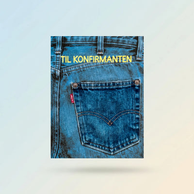 Kreativt kort med pengelomme. Gi penger på en morsom måte ved å legge penger i lommen på kortet. Gullfoliert skrift og dongeri-bukse design. På baksiden skriver du din personlige hilsen til konfirmanten. Håndlaget i Norge.