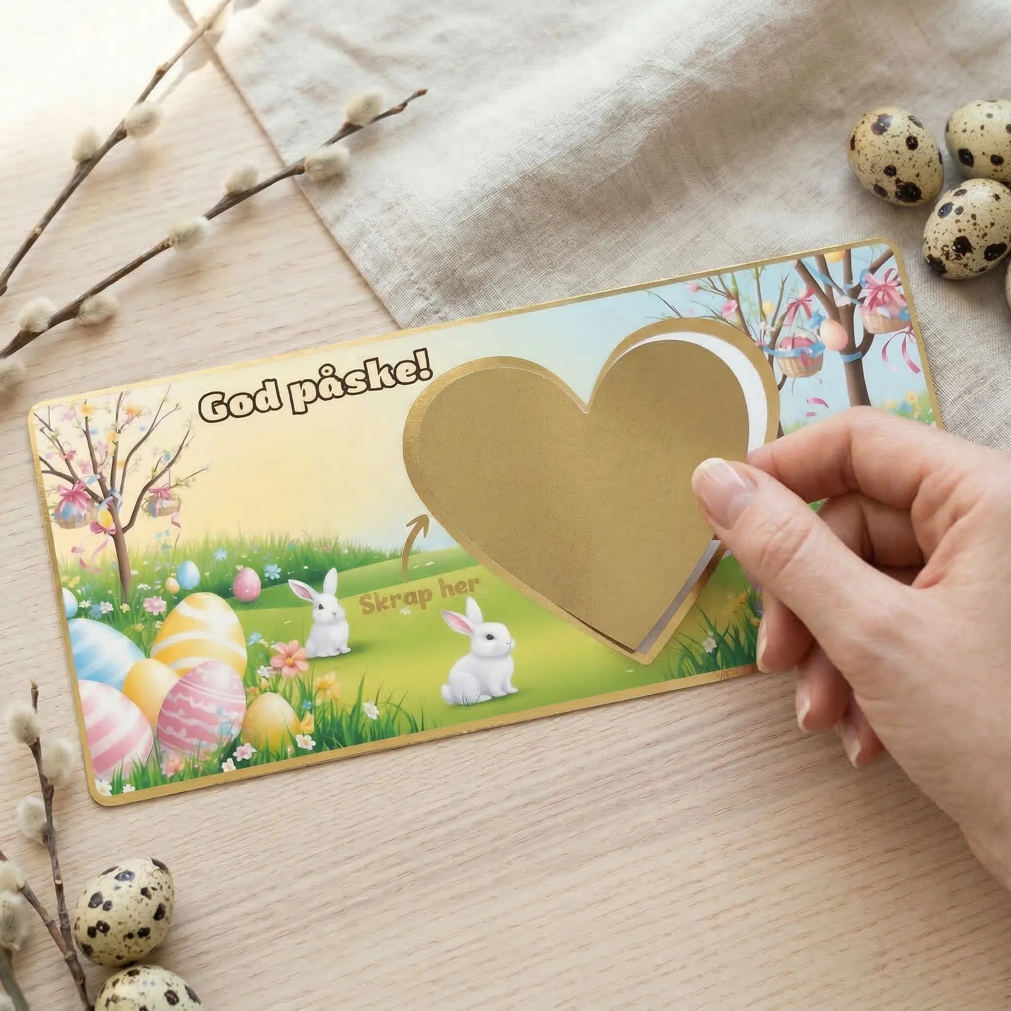 Et kort til påske der du selv skriver inn gaven du vil gi. Fest over klistrelappen med skrapefelt. Mottaker skraper frem gaven. En personlig og morsom måte å gi en gave på. Med nydelig påskedesign av påskeegg, kaniner og påsketrær. Håndlaget i Norge.