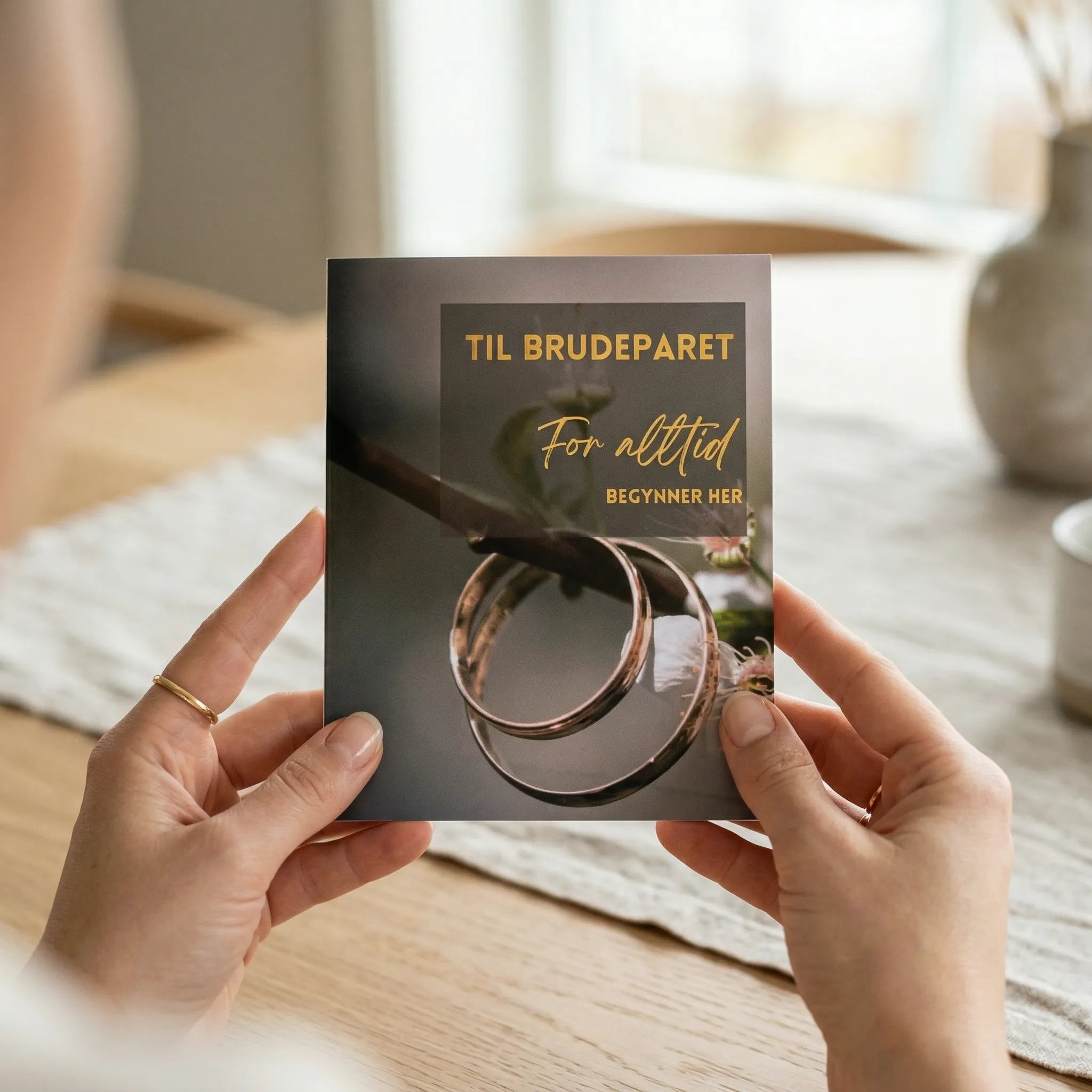 bryllupskort og bryllupsgave i samme kort. Med gullfoliert tekst: Til brudeparet, for alltid begynner her. Håndlaget i norge. På innsiden av kortet skriver man inn sin hilsen og gaven man ønsker å gi. Så fester du over en skrapelapp over gaven. La brudeparet skrape frem overraskelsen. Et eksklusivt kort som vil bli husket.
