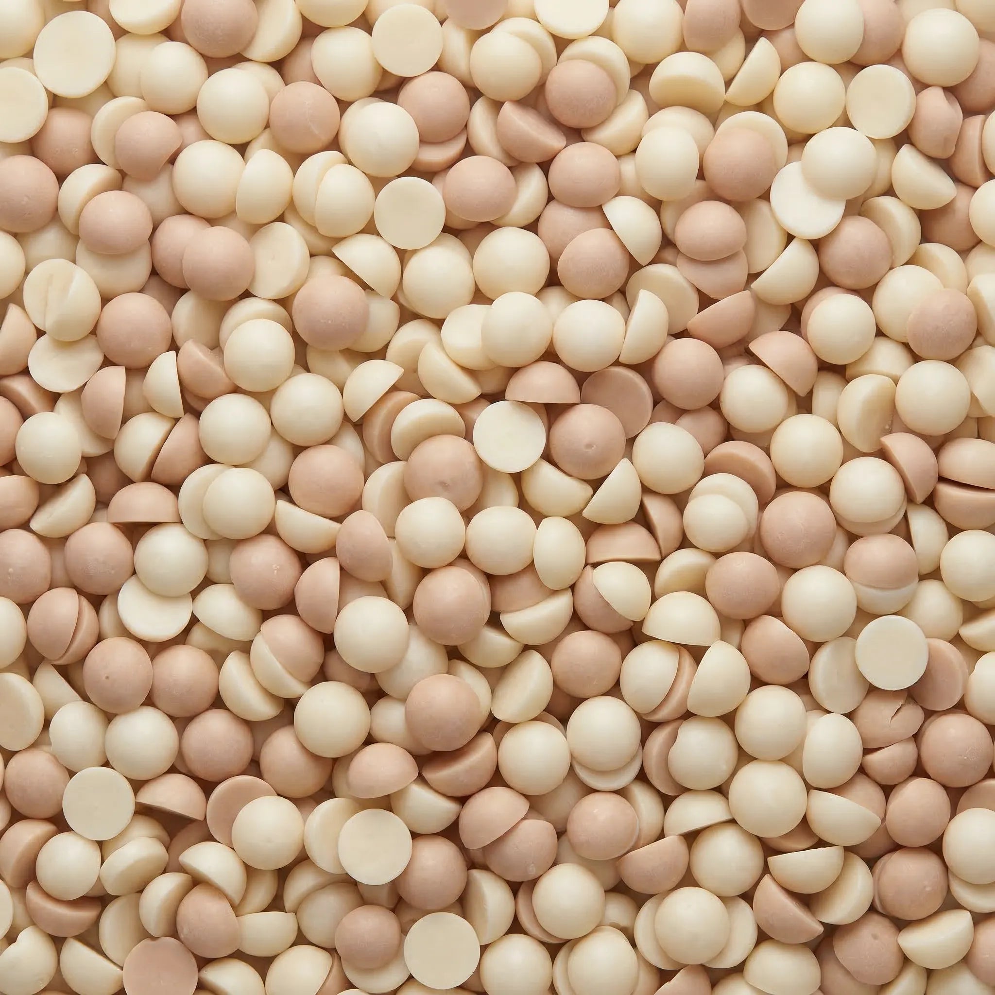 Nærbilde av små duftvokskuler i lys beige og kremet farge. Duften heter fransk frokost og lukter som nybakt croissant. Håndlaget i Norge med soyavoks og bivoks.