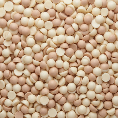 Nærbilde av små duftvokskuler i lys beige og kremet farge. Duften heter fransk frokost og lukter som nybakt croissant. Håndlaget i Norge med soyavoks og bivoks.