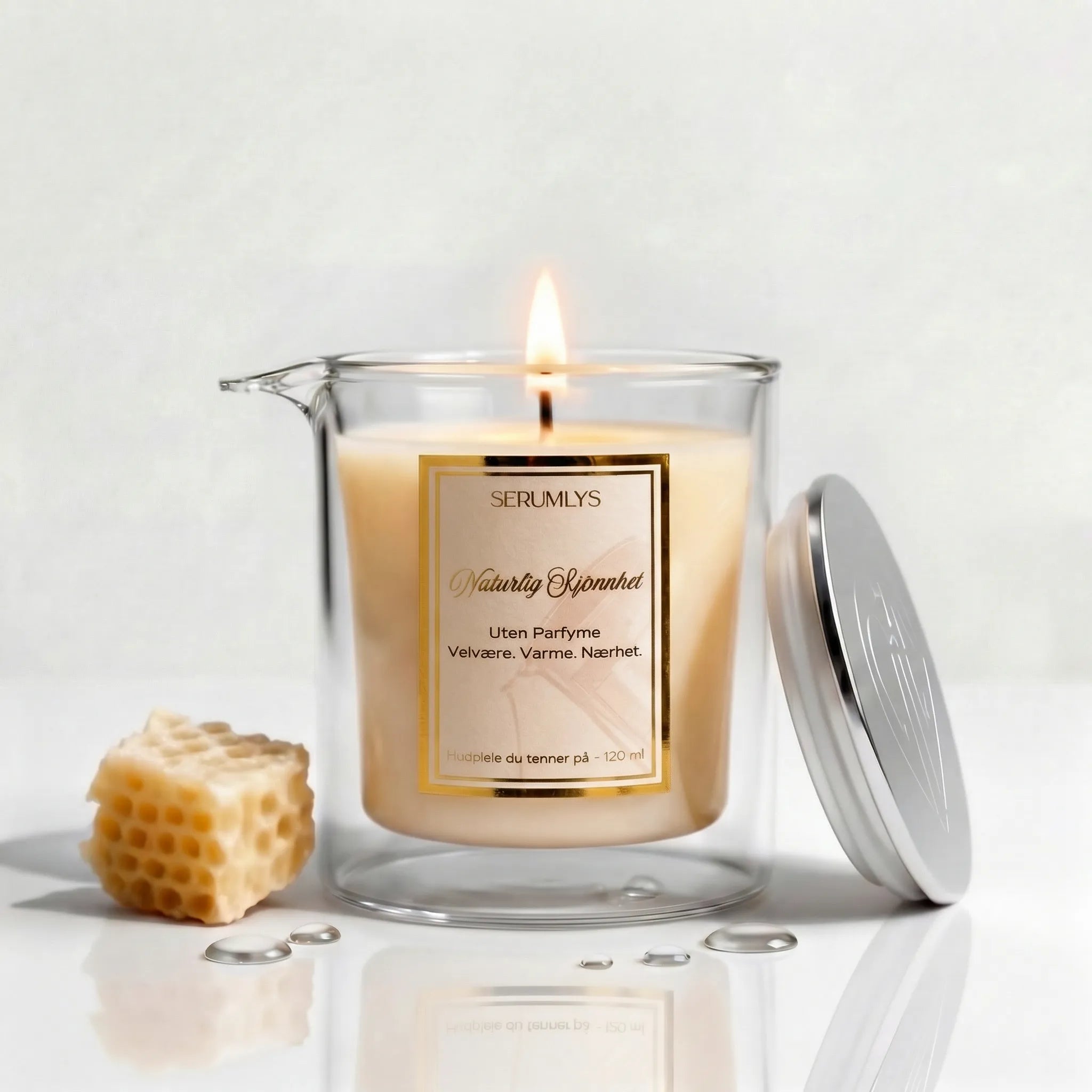 Serumlys, et naturlig hudpleieprodukt helt uten parfyme. Et lys som lages med syv planteoljer og hvit bivoks. Et spa- og velvære produkt som oppfordrer til å sette av litt tid til seg selv, og ta en velfortjent pause.