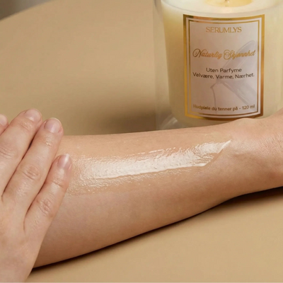 Naturlig skjønnhet serumlys som smøres inn på armen. Varm olje som trekker godt inn i huden og etterlater den silkemyk og glødende. Et håndlaget hudpleieprodukt fra norge som gir spafølelse hjemme på eget bad. Laget med hvit bivoks og hele syv naturlige planteoljer.