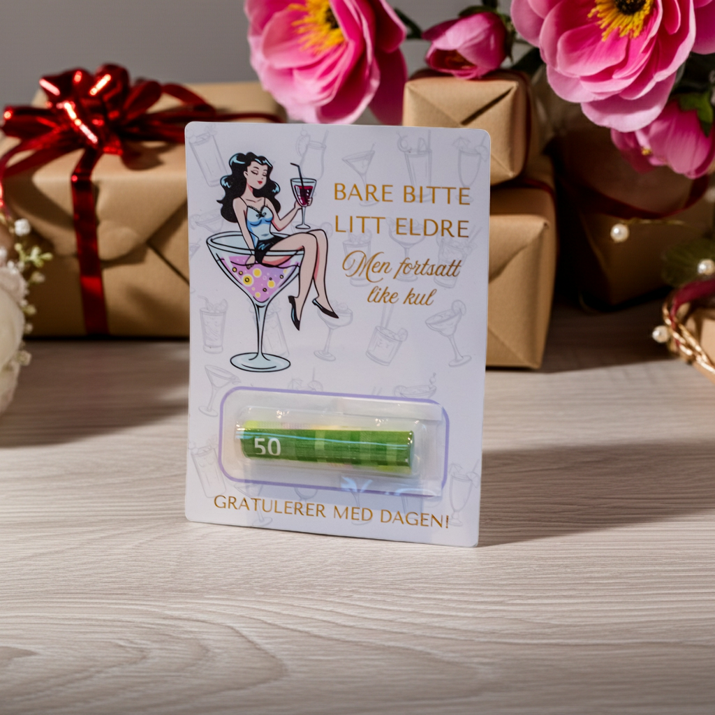 Gi bort penger på en måte som vil bli husket. Dette bursdagskortet skiller seg ut fra andre kort med at det har en lomme man kan putte ønsket pengelapper inni. Perfekt om du ønsker å gi bort penger i bursdagsgave på en unik og verdig måte. 