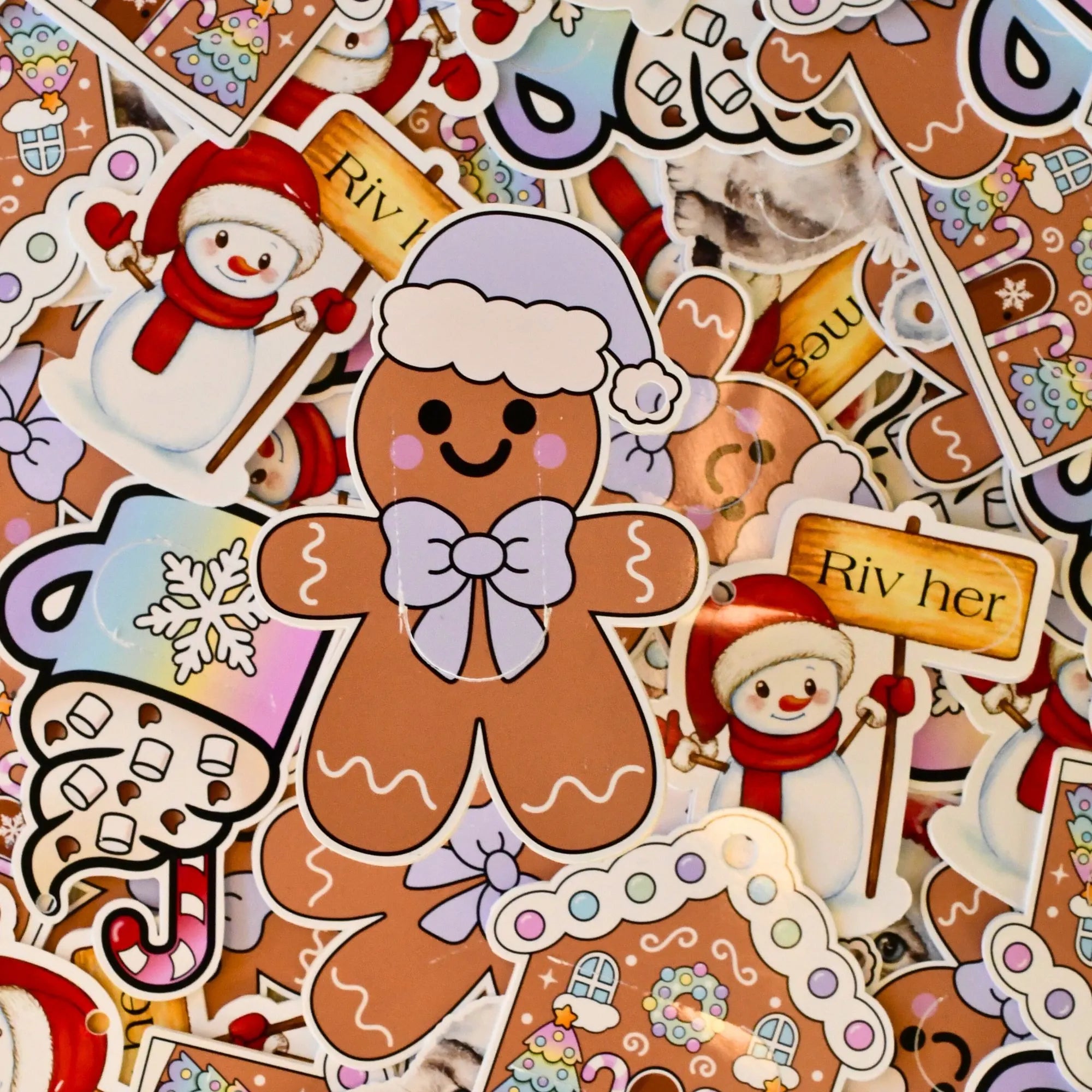 En til fra lapp med pepperkakemann med lilla lue og sløyfe design. Dette er en lapp som skjuler hvem gaven er fra og til. For å avsløre, så må man rive av rivelappen på fremsiden. Dette vil bidra til å øke spenningen på juleaften, og med slike kan ikke barna finne ut av hvilke gaver som er til hvem. Håndlaget i Norge