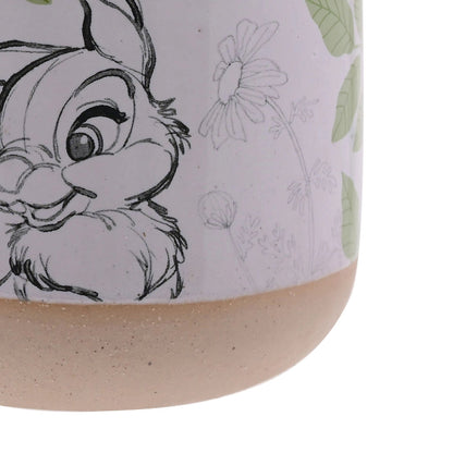 Nærbilde av Trampe på en blomsterpotte. Nydelige tegnet detaljer på potten med Bambi og trampe. Blomsterpottene er i keramikk. 