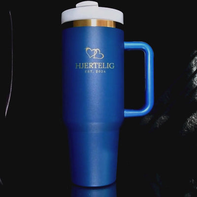 Blå hjertelig termokopp / tumbler med gullkant og gull-logo