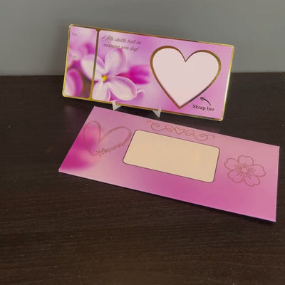 Unikt morsdagskort for en helt spesiell morsdagsgave. Dette kortet gjør de gavene man ikke kan gi fysisk der og da, til en opplevelse man ikke vil glemme. Her må mamma skrape fram hva hun får i morsdags gave som man gjør med et flakslodd. Man skriver enkelt inni hjertet hva man ønsker å gi bort, så klistrer man hjerteklistremerke på kortet. Da vil man ikke kunne se hva man får i gave før man har skrapt fram teksten. En morsom og unik måte å gi bort gave til morsdagen på. 