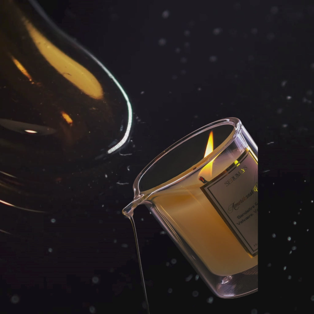 Last inn video: Varmt serum med naturlige planteoljer fra serumlyset som renner sakte utover et bord, for å illustrere følelsen dette serumet gir. En spaopplevelse og luksuriøs følelse av velvære og egenomsorg.