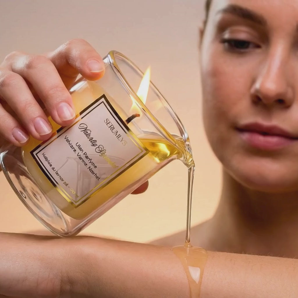 Last inn video: En dame som heller oljen fra serumlyset på armen sin og smører seg inn. En varm og luksuriøs følelse som kan brukes på hele kroppen. Naturlig hudpleie med fokus på egenkjærlighet og tid til seg selv.