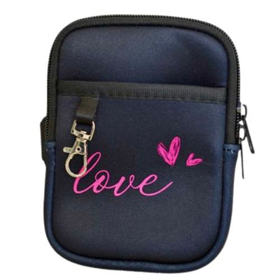 Sort liten ryggsekk med rosa love skrift og to rosa hjerter. Glidelås til å åpne den med. Fest den på flasken din med borrelåsen, og du vil ha full kontroll på bank-kort sminke og småting du ønsker å ha med deg ut døren.  Praktisk og søt veske til tumbleren din. 