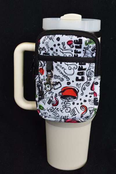 Liten ryggsekk med kaffe motiv som er festet rundt en beige termokopp.