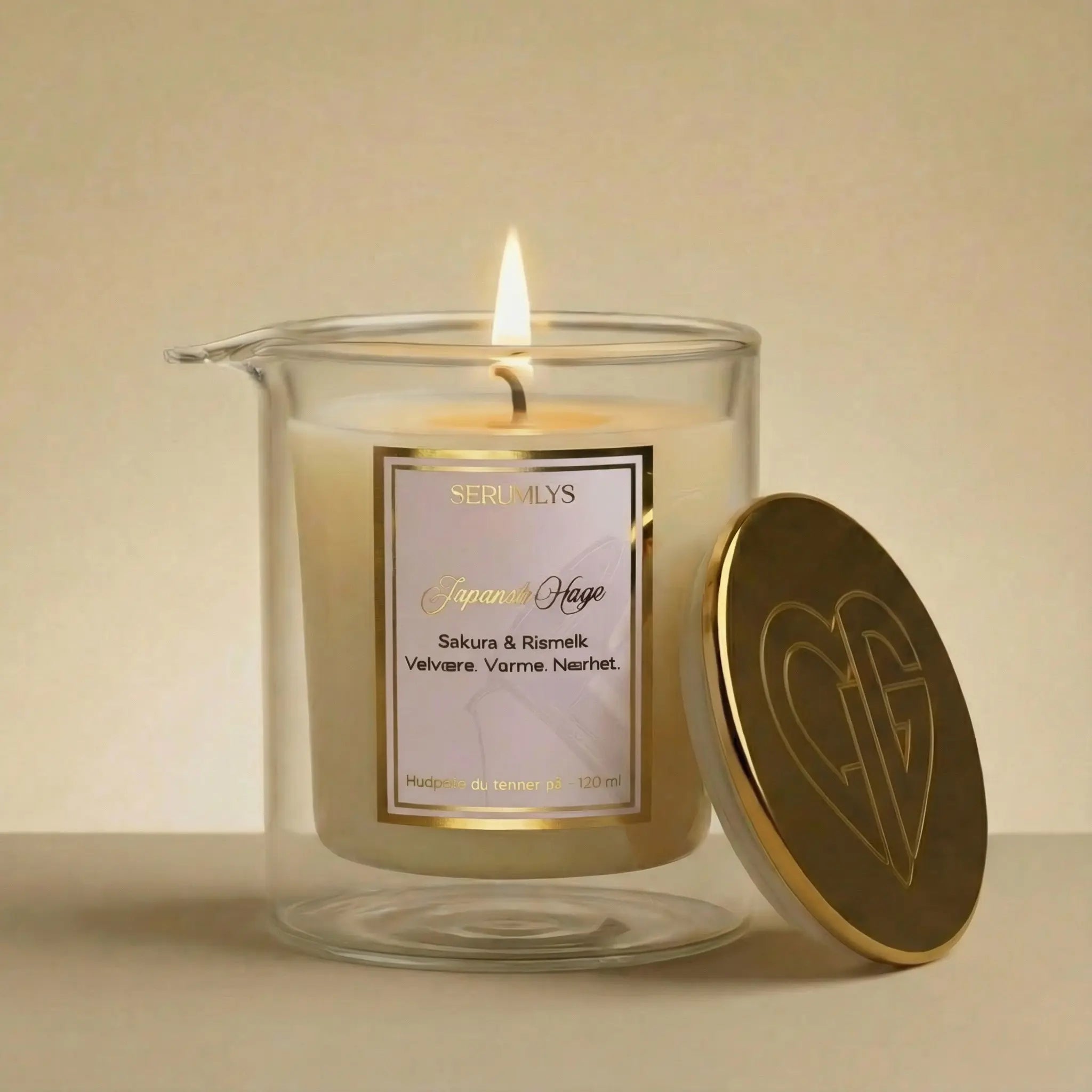 Serumlys™ Japansk Hage med duft av sakura og rismelk. Et norskprodusert duftlys som smelter til et tynt og pleiende hudserum.