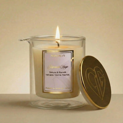 Serumlys™ Japansk Hage med duft av sakura og rismelk. Et norskprodusert duftlys som smelter til et tynt og pleiende hudserum.