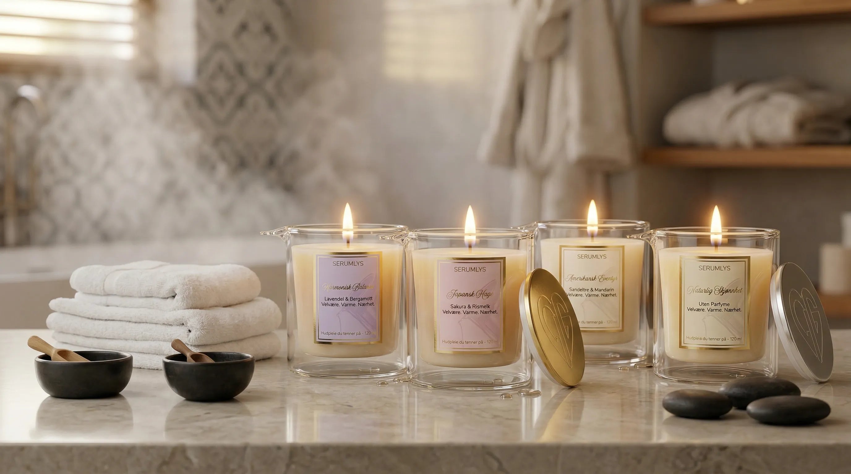 Fire varianter av serumlys. Kosmetikk og naturlig hudpleie til hele kroppen. Håndlagtet i Norge med fokus på velvære og en spaopplevelse på eget bad. 120 ml serum i hvert glass, som tilsvarer opptil 30 spabehandlinger. Kun med pleiende og gode ingredienser som er godt for huden. Et rituale med tid til å ta vare på seg selv i en hektisk hverdag.